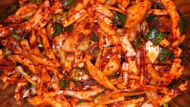 Image d'un bocal de kimchi fait maison avec du chou et des épices.
