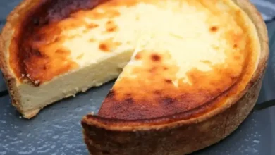 Tarte au fromage bien dorée, prête à être dégustée.