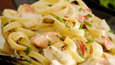 Salade Marco Polo avec fromage de chèvre, mangue et noix