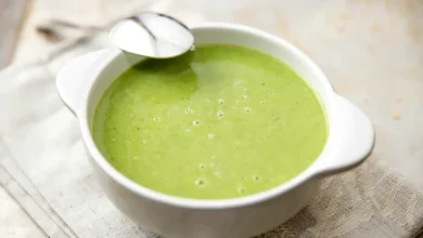 Bol de soupe de cresson garnie de crème fraîche et de croûtons.