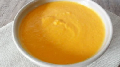 Bol de soupe Thermomix garnie de croûtons et de ciboulette.