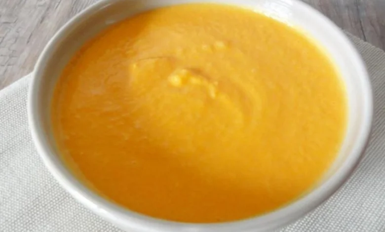 Bol de soupe Thermomix garnie de croûtons et de ciboulette.