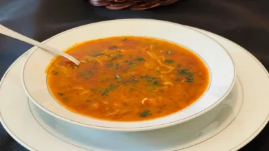 Bol de soupe vermicelle avec des légumes frais et des herbes.