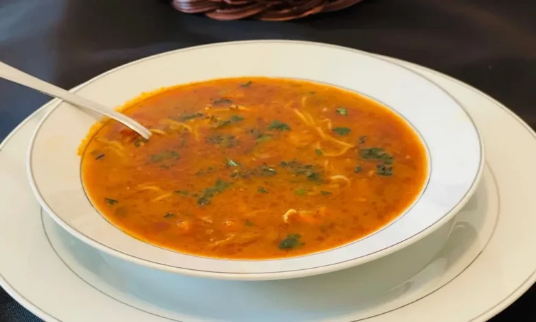 Bol de soupe vermicelle avec des légumes frais et des herbes.