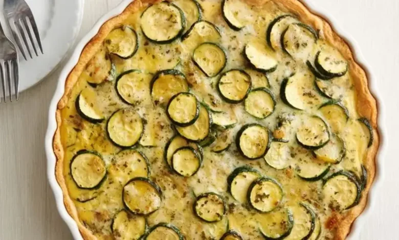 Tarte à la courgette faite maison avec des courgettes fraîches et une pâte dorée.