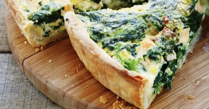 Tarte chèvre épinard fraîchement préparée, prête à être dégustée