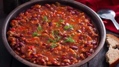Recette chili con carne savoureuse et épicée, servie avec du riz et des tortillas.