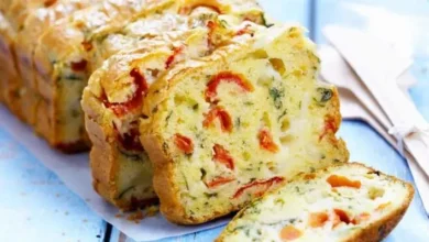 Recette cake salé moelleux et garni de jambon, fromage et olives.